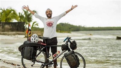 الـ«فيفا» يبرز رحلة شاب مصري بدراجته لروسيا لمشاهدة المونديال