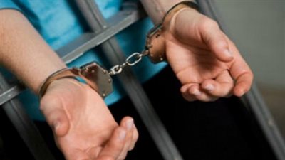 موظف يجبر عاملا على توقيع إيصالات أمانة بسبب سيدة في شبرا الخيمة