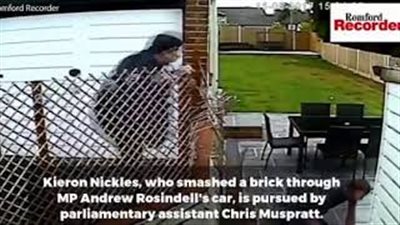 بالفيديو والصور.. شاب يلقي الحجارة على سيارة برلماني بريطاني