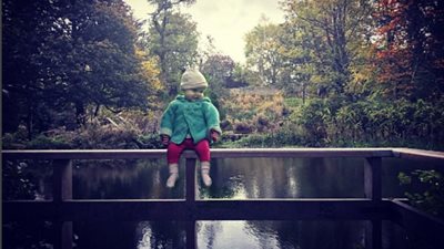 بالصور.. أب يعرض طفلته للخطر لجمع التبرعات