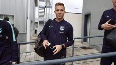 برشلونة يطير إلى فالنسيا قبل مواجهة الخفافيش (صور)