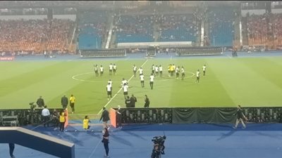 نجوم جنوب أفريقيا يعاينون ملعب إستاد القاهرة قبل لقاء الفراعنة