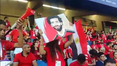 الجماهير المصرية تشعل المدرجات بالطبل والرقص قبل لقاء جنوب أفريقيا (فيديو)