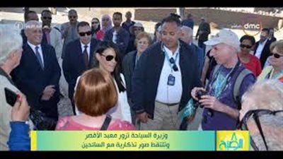 رانيا المشاط تلتقط الصور التذكارية مع السائحين في الأقصر (فيديو)