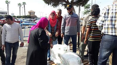 بالصور.. التموين ومجلس بورفؤاد يوزعان سكر مدعم أمام مرفق المعديات