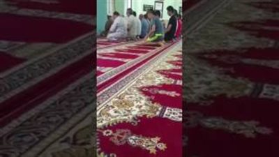 بالفيديو.. لحظة اعتداء شخص على صبي أفسد صلاته بطريقة ساخرة