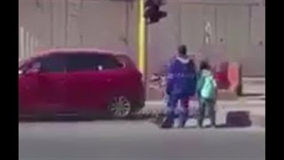 تصرف عامل نظافة مع طفل يعبر الطريق يشعل الإنترنت (فيديو)