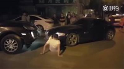 بالفيديو.. لقطات مروعة لامرأة تقود «BMW» تدهس قدم سائق