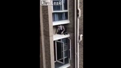 شاب يمسك بعشيق امرأة يختبئ بمكان غريب (فيديو)