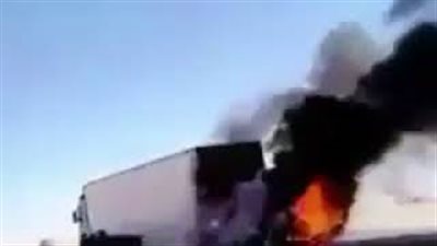 لحظة اشتعال النيران في سيارة اصطدمت بشاحنة (فيديو)