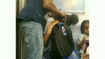 أب يضفر شعر ابنته داخل عربة مترو يثير إعجاب النشطاء (فيديو)