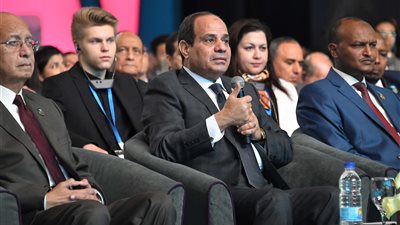 تفاصيل جلسة «تحديات وقضايا تواجه شباب العالم».. السيسي يطرح حلولا لمشكلتي البطالة والأمية.. الزيادة السكانية المستمرة.. التنمية وزيادة الاستثمار.. ومحاربة الإرهاب الأبرز