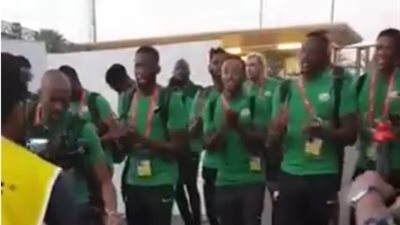 رقص لاعبي جنوب أفريقيا بإستاد القاهرة قبل مواجهة الفراعنة (صور)