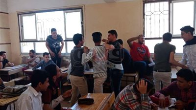 مخالفات بالجملة بتعليم القليوبية.. طالب يحصل على 147 من 40 في اللغة الإنجليزية.. بيع النتائج للطلاب.. غش جماعي بالامتحانات.. أسلحة بيضاء مع الطلاب.. والإدارة التعليمية تحقق في الوقائع