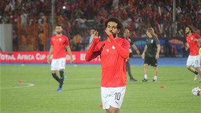 الفراعنة يؤدون عمليات الإحماء قبل مواجهة جنوب أفريقيا (صور)