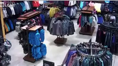 10 لصوص يسرقون متجرا للملابس في 30 ثانية (فيديو)