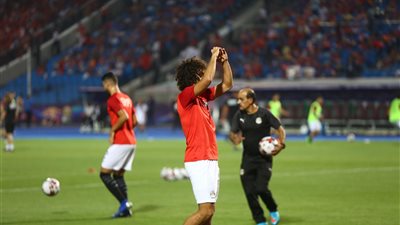 عمرو وردة يحيي جماهير إستاد القاهرة خلال عمليات الإحماء (صور)