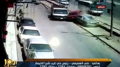 بالفيديو.. ناقلة قمامة بشبرا تحطم 4 سيارات ملاكي في القليوبية