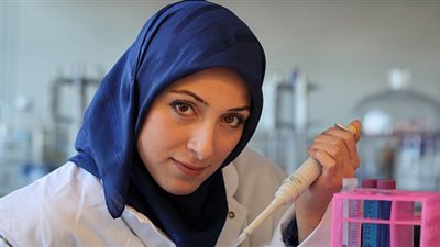 طبيبة مسلمة تخترع آلية للتواصل مع البكتريا والقضاء عليها (صور)