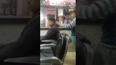 بالفيديو.. حلاق يعتدي على زبون بضرب مبرح بهدف المساج