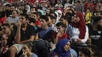 مقاهي وسط القاهرة تمتلأ بمتابعي مباراة مصر وجنوب أفريقيا