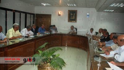 بالصور.. محافظ سوهاج يناقش مشكلة انقطاع المياه