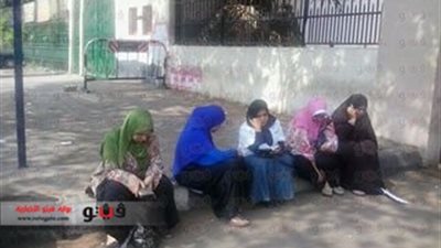 بالصور.. انتظار أهالي طلاب الثانوية العامة أمام لجان الجيزة