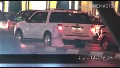 بالفيديو.. سعودي يكشف خدعة متسول بجدة