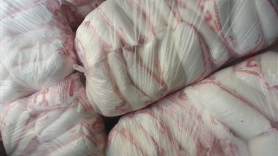 ضبط بقالة تموينية لاستيلائها على 410 عبوات سكر و720 زجاجة زيت بالغربية