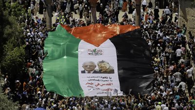 بالصور.. ربع مليون فلسطيني يصلون بالأقصى في الجمعة الرابعة من رمضان