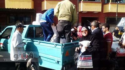 بالصور.. توزيع سكر لمواطني الضواحي ببورسعيد بسعر 7 جنيه للكيلو