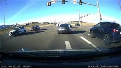 أنظمة السلامة تحمي سيارات تيسلا 3 من حوادث الطرق (فيديو)