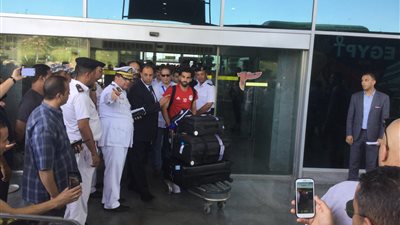الحزن يخيم على محمد صلاح.. والجماهير تتدافع لالتقاط الصور
