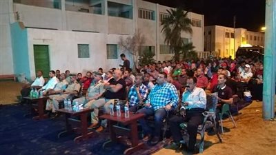 محافظ الوادي الجديد يتوسط المواطنين لمتابعة مباراة المنتخب (صور)