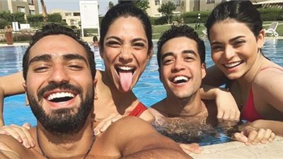 محمد الشرنوبي في حمام السباحة مع هدي المفتي وأسماء جلال (صورة)