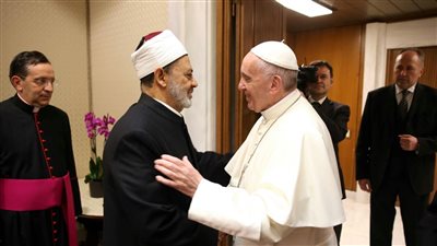 بابا الفاتيكان يدعو الإمام الأكبر لتناول الغداء في مقر إقامته الخاص