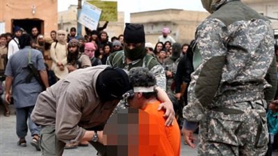 بالصور.. «داعشي» يطعن سجينا بسكين في قلبه