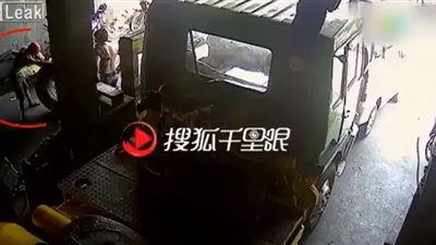 انفجار إطار ضخم يطيح بطفل يعمل في ورشة صيانة (فيديو)