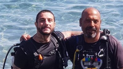 أحمد الفيشاوي يستمتع بإجازته الصيفية بالغطس (صور)