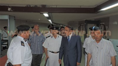 بالصور..«جاد الحق» يفاجئ الخدمات الأمنية بمحطة السادات قبل الإفطار