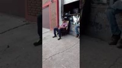 بالفيديو.. كرسي يتسبب في موقف محرج لـ مسن أمام الناس