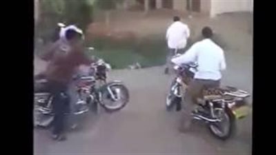 بالفيديو.. أراد الاستعراض أثناء الزفة فسقط بالموتوسيكل في المصرف