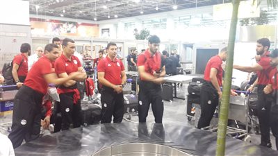 5 مشاهد من وصول بعثة المنتخب مطار القاهرة.. الحزن يخيم على «محمد صلاح».. غياب الجماهير.. كوبر يتوارى عن الأنظار.. باقي البعثة تخرج في صمت.. ونوفل يرافق البعثة على الطائرة