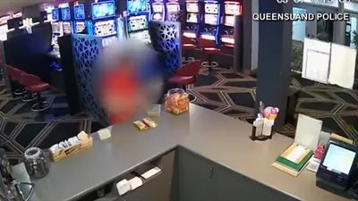 شاهد ماذا فعل زبون مع لص مسلح حاول سرقة مطعم (فيديو)