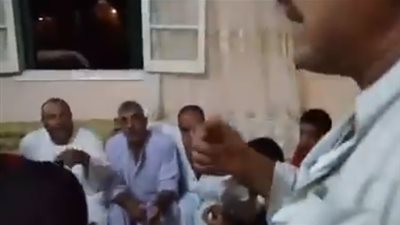 بالفيديو.. «علقة بالشبشب» لـ3 شباب شوهوا سمعة فتاة بكفرالشيخ على «فيس بوك»