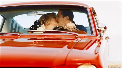 لحظات حميمة داخل سيارة «غريبة» انتهت بتدخل الشرطة!