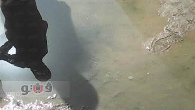 بالصور.. مدرسة ثانوية للبنات تغرق في مياه الصرف بالفيوم