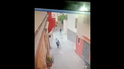 بالفيديو.. رد فعل غير متوقع لفتاة حاول شاب سرقتها والتحرش بها