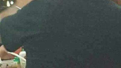 شاهد.. رد فعل شاب التقطت له فتاة صورا خلسة أثناء تناوله الطعام