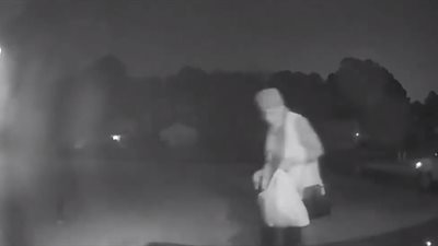 لص يسرق عجوزا أمام منزلها (فيديو)